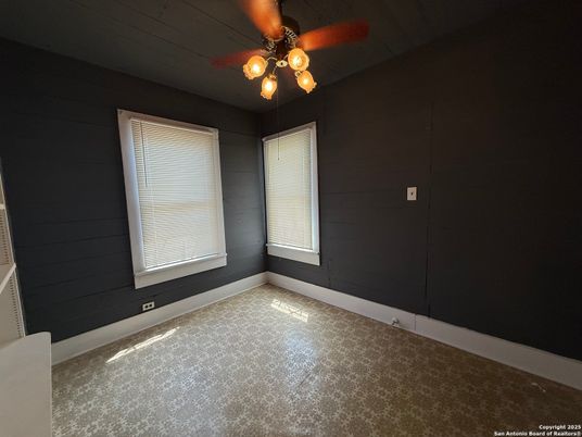 Empty room, Interior