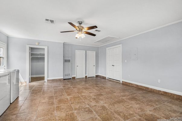Empty room, Interior