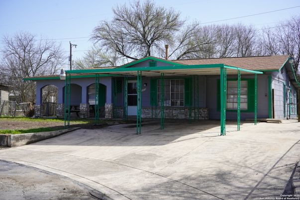 Exterior, Facade, Ranch