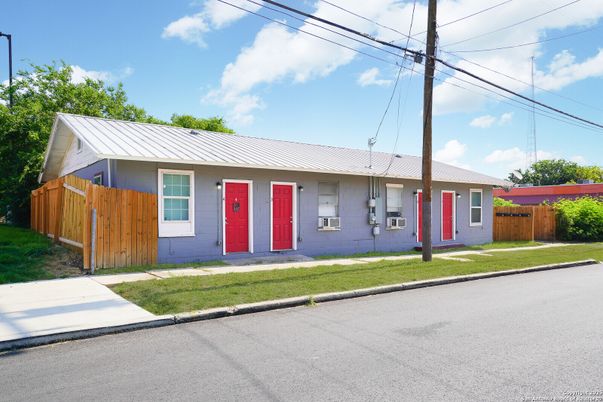 Exterior, Facade, Ranch