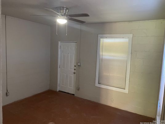 Empty room, Interior