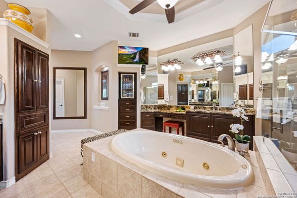 Bathroom, Dual Sink Vanities, Interior, Recessed Lighting