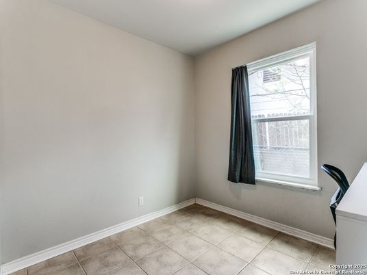 Empty room, Interior