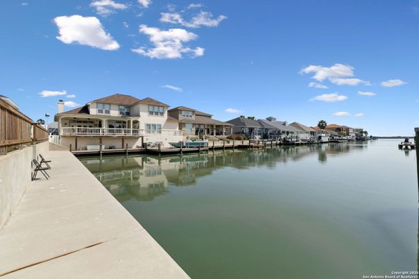 Exterior, Lake