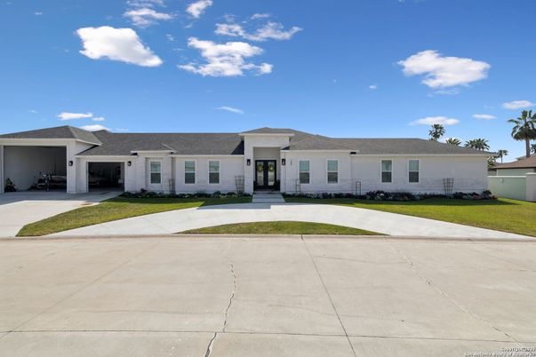 Exterior, Facade, Ranch
