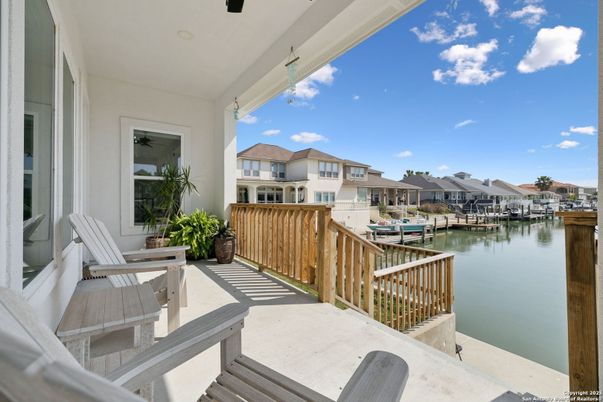 Exterior, Lake