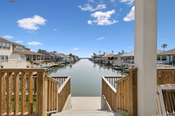 Exterior, Lake