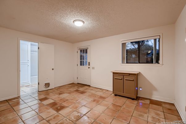 Empty room, Interior