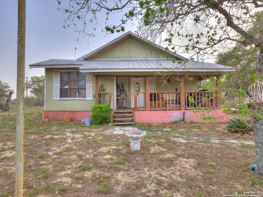 Exterior, Facade, Ranch
