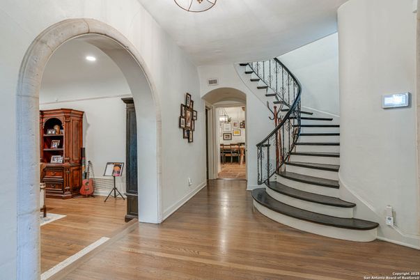 Interior, Recessed Lighting, Wood Texture Flooring