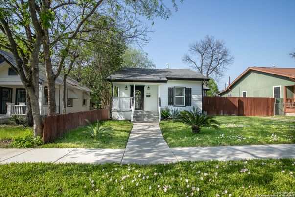 Backyard, Exterior, Facade, Ranch