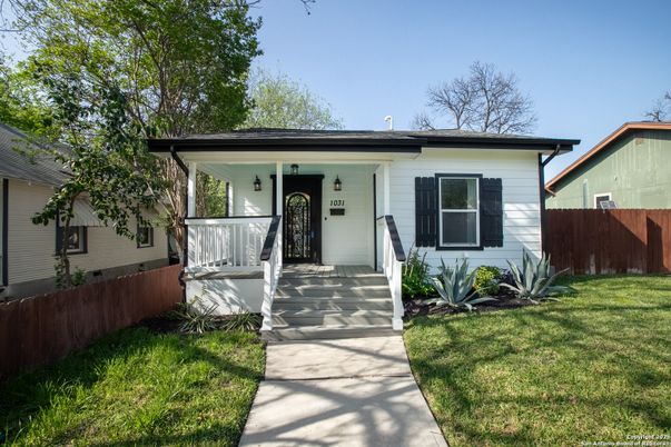 Exterior, Facade, Ranch