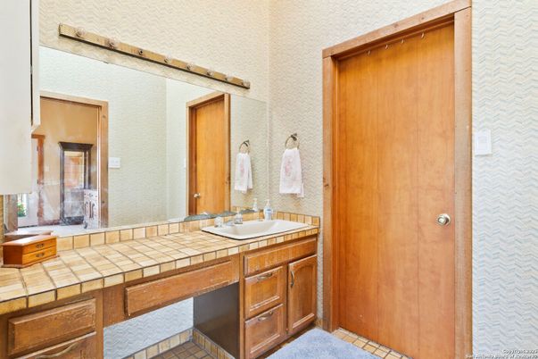 Bathroom, Interior, Tile Countertops