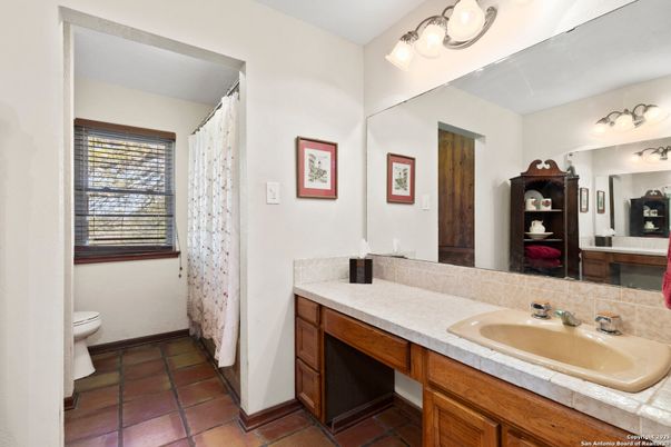 Bathroom, Interior, Tile Countertops
