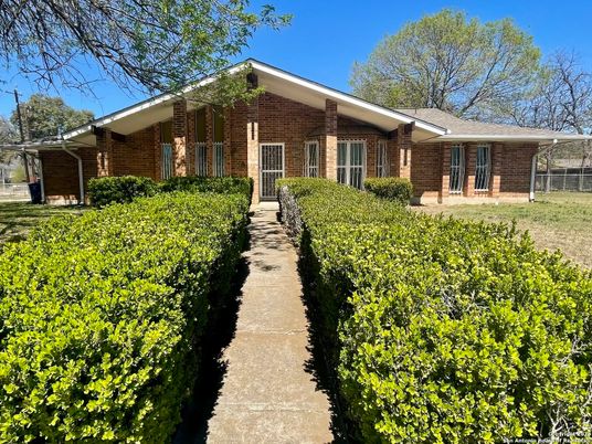Exterior, Facade, Brick Facade, Ranch