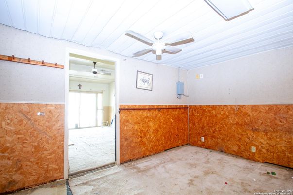Empty room, Interior