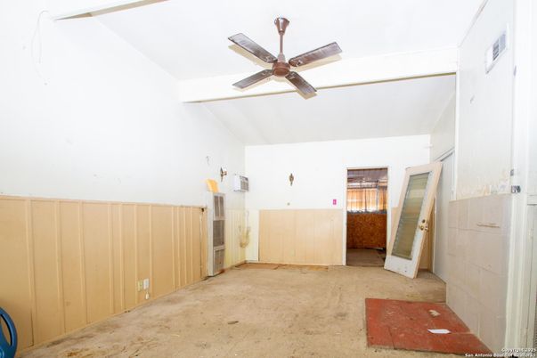 Empty room, Interior