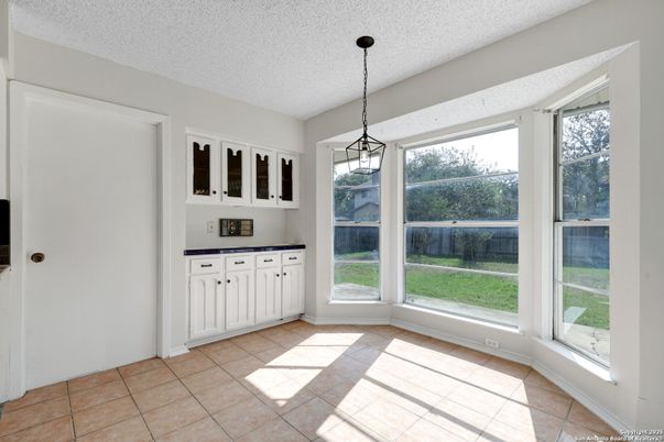 Empty room, Interior, Pendant Lights