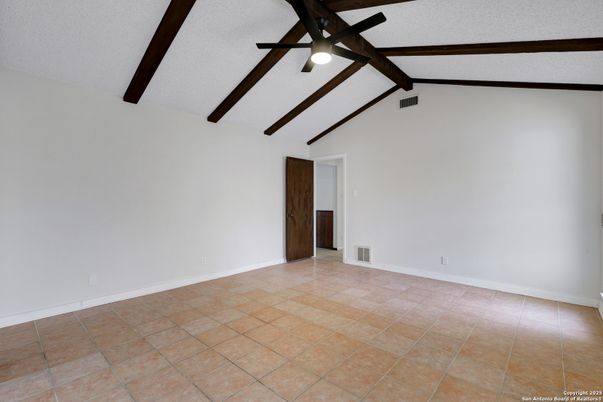 Empty room, Interior, Wooden Beams