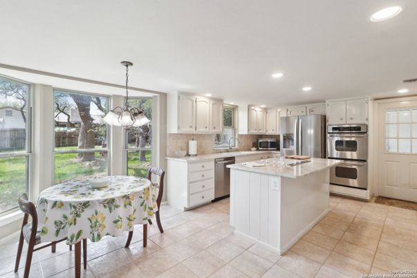 Dining room, Interior, Kitchen, Pendant Lights, Recessed Lighting, Stainless Steel Appliances