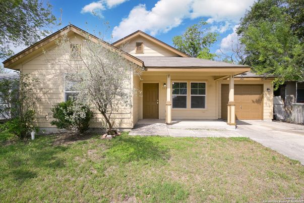Attached, Exterior, Facade, American Craftsman