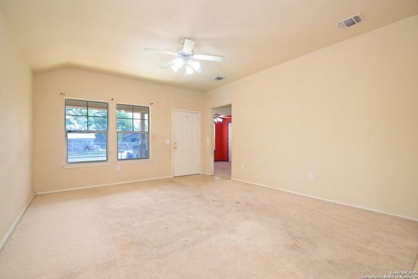 Empty room, Interior