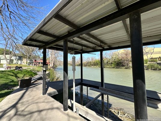 Exterior, Lake