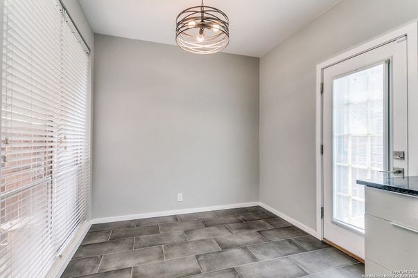 Empty room, Interior, Pendant Lights