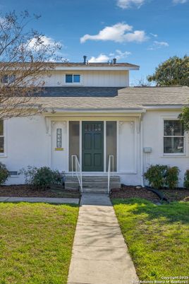 Exterior, Facade, Ranch