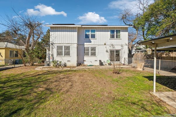 Backyard, Exterior, Facade, Raised Ranch