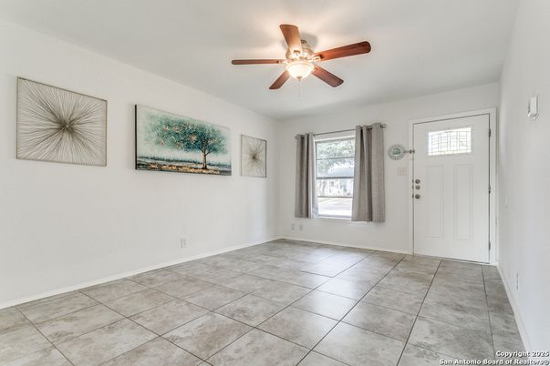 Empty room, Interior