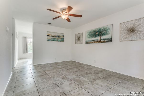 Empty room, Interior
