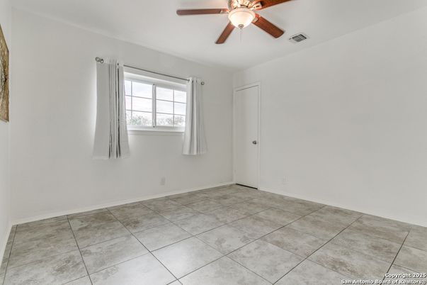 Empty room, Interior