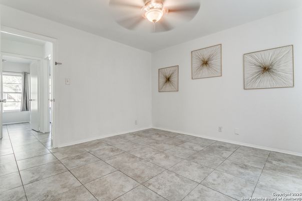 Empty room, Interior