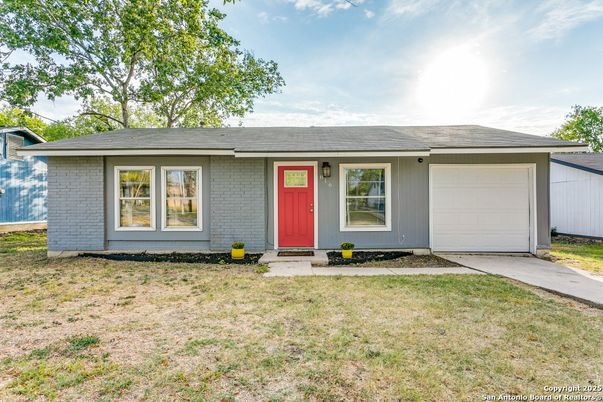 Attached, Exterior, Facade, Ranch