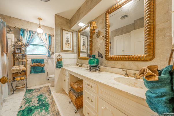 Bathroom, Dual Sink Vanities, Interior, Pendant Lights