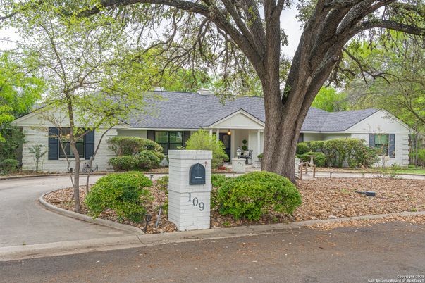 Exterior, Facade, Ranch