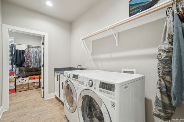 Interior, Recessed Lighting, Washer, Wood Texture Flooring