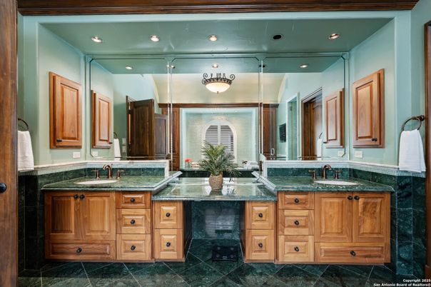 Bathroom, Dual Sink Vanities, Interior, Recessed Lighting