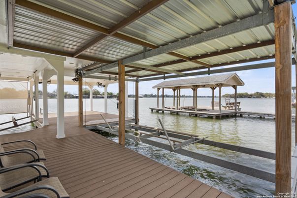 Exterior, Lake
