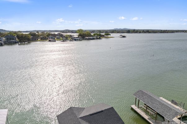 Exterior, Lake