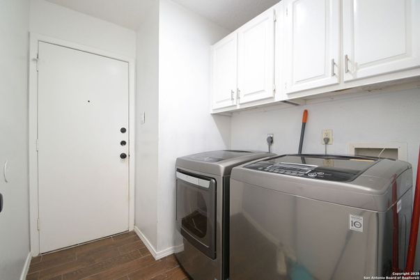 Interior, Washer, Wood Texture Flooring