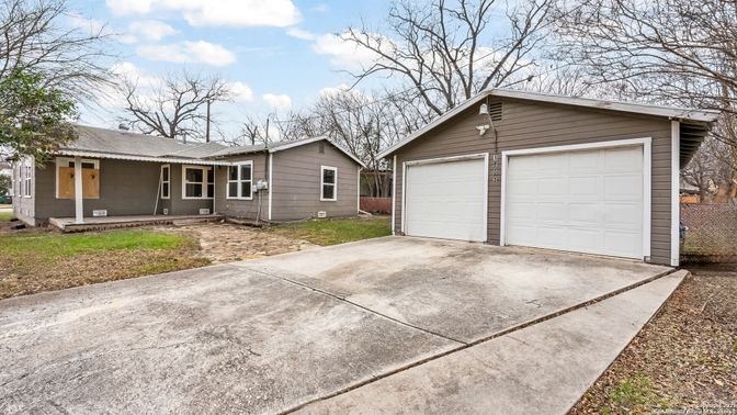 Attached, Exterior, Facade, Ranch