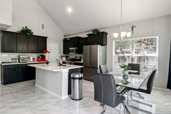 Chandelier, Dining room, Interior, Kitchen, Marble, Pendant Lights, Recessed Lighting, Stainless Steel Appliances