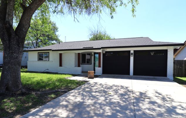Attached, Exterior, Facade, Brick Facade, Ranch