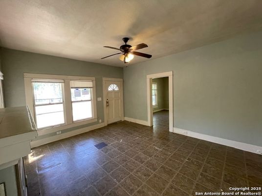 Empty room, Interior