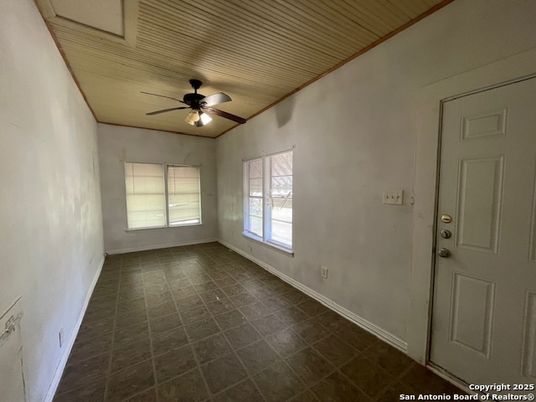 Empty room, Interior