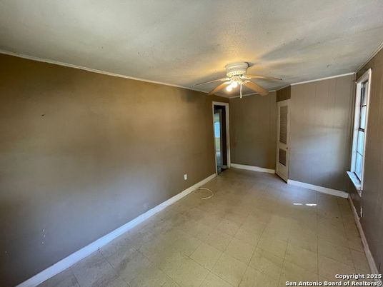 Empty room, Interior