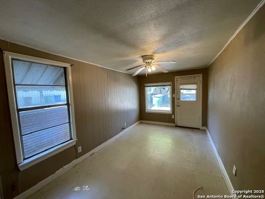 Empty room, Interior