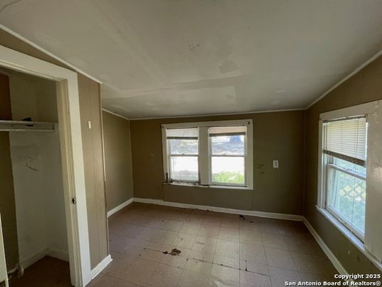 Empty room, Interior
